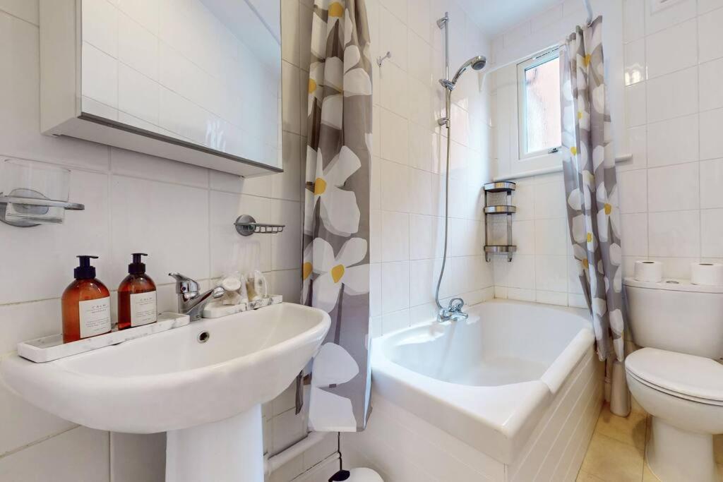 لندن Spacious 2Bd Apartment Cricklewood المظهر الخارجي الصورة